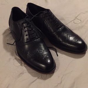 Black dress shoes